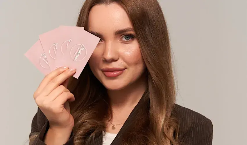 Marta Romaniec – dyplomowany trycholog i biotechnolog z Wrocławia. Właścicielka Trichoroom. Poznaj autorskie terapie skóry głowy oraz wypadania włosów.