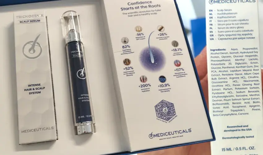 Zestaw premierowy Trichogenix Mediceuticals: kartonik, serum 15 ml i karta z wynikami działania w niebieskim pudełku