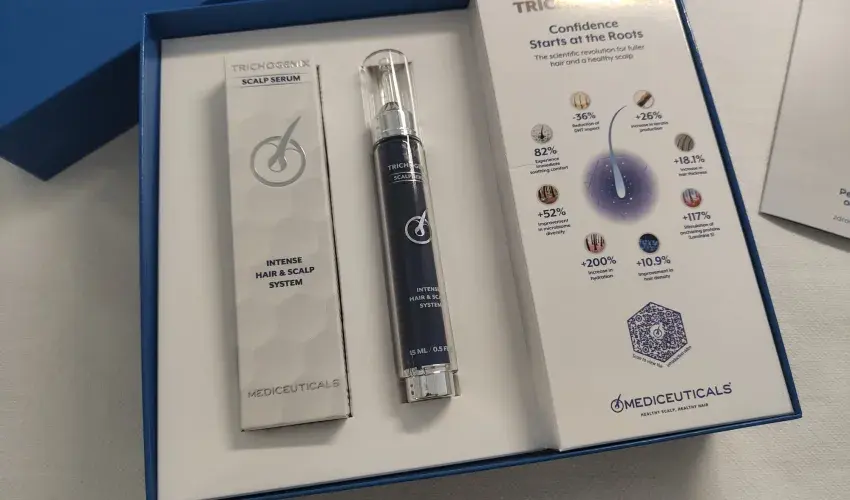 Otwarte pudełko z serum Trichogenix Mediceuticals i kartą z wynikami działania